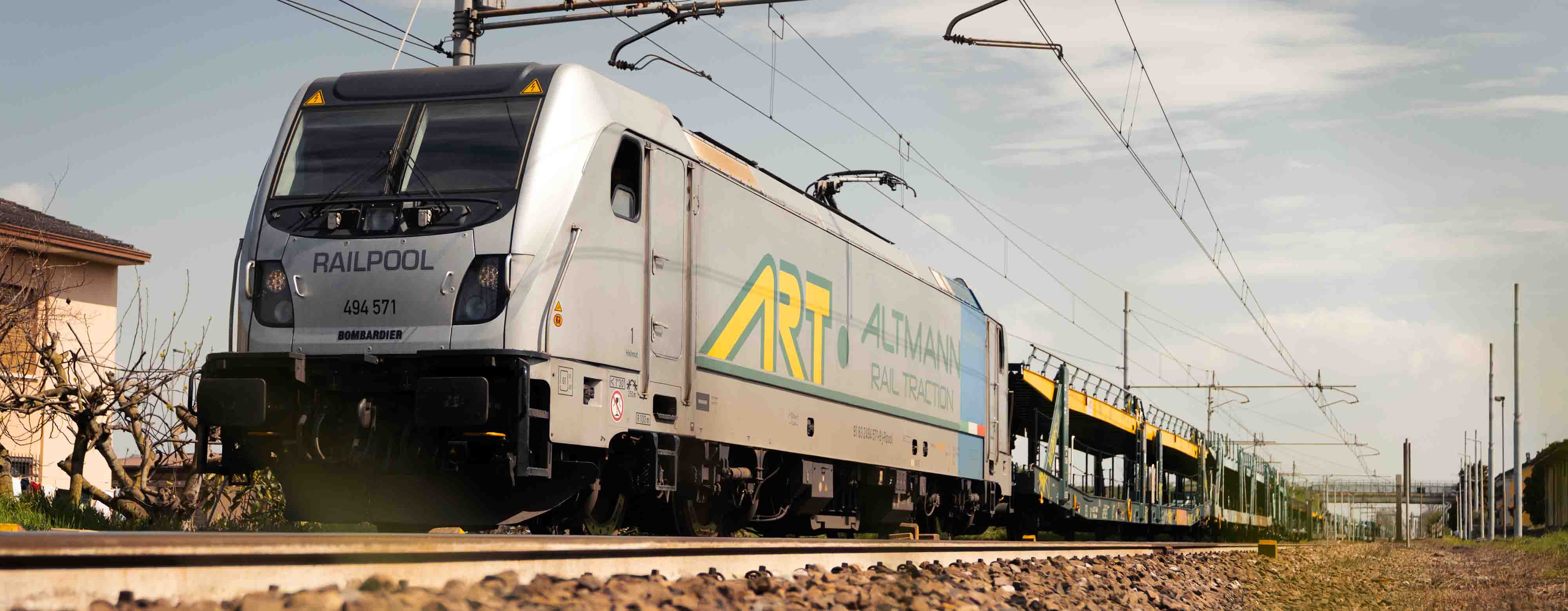 Zug mit dem Logo der ART Altmann Rail Traction.