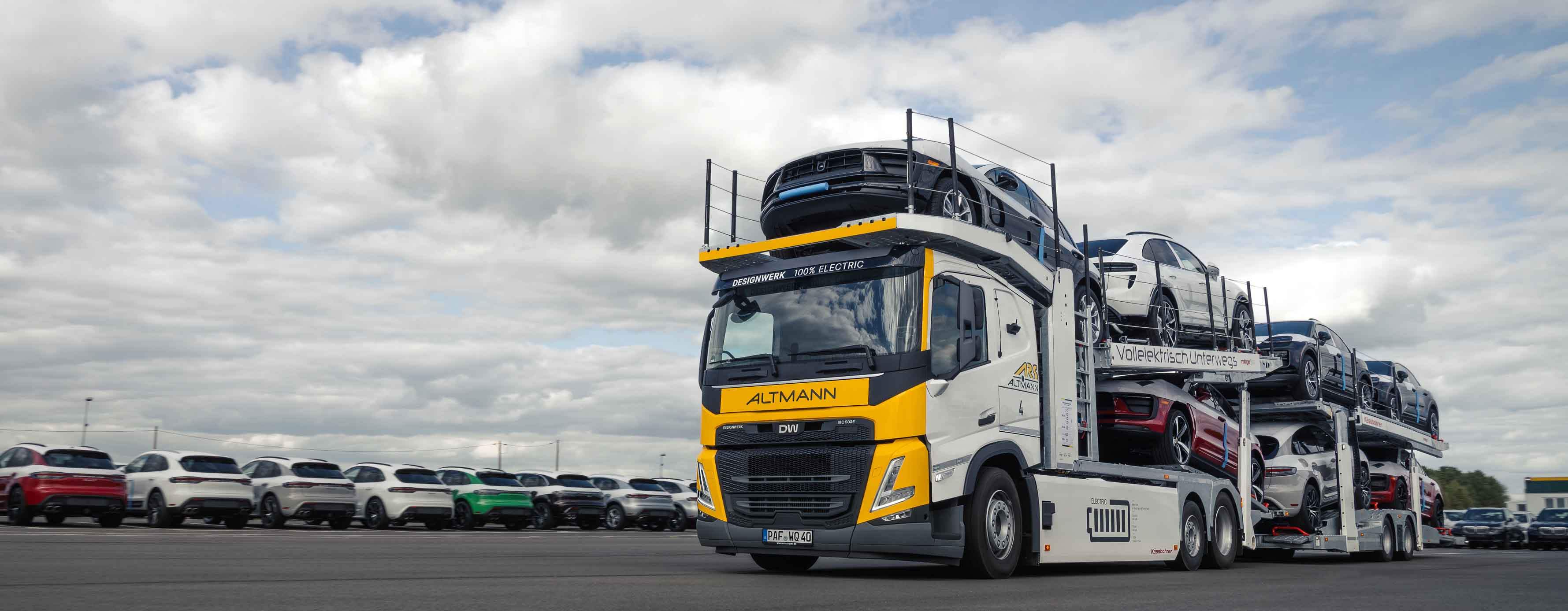 LKW mit geladenen PKW